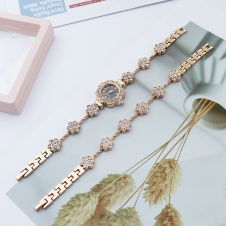 New women's flower-encrusted diamond-encrusted quartz watch 2-piece cross-border export bracelet set New women's flower-encrusted diamond-encrusted quartz watch 2-piece cross-border export bracelet set